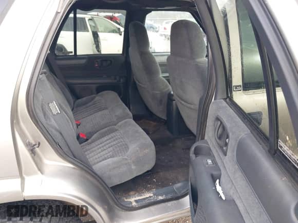 2000 Chevrolet Blazer LT with VIN 1GNDT13WXY2279737, listed as a IAAI auction lot 41101393 with 180,695 mi miles and . Bid and sale history available at DreamBid. Image 8.