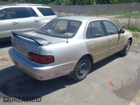 1995 Toyota Camry LE z VIN 4T1GK12E7SU112793, wystawiony jako IAAI lot #42368639 z przebiegiem 270 028 mil mil oraz . Historia ofert i sprzedaży dostępna na DreamBid. Obrazek 4.