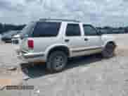 1999 Chevrolet Blazer LT z VIN 1GNDT13W3X2214016, wystawiony jako IAAI lot #42596328 z przebiegiem 179 837 mil mil oraz . Historia ofert i sprzedaży dostępna na DreamBid. Obrazek 4.