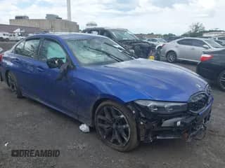 2025 BMW 3 Series M340i xDrive z VIN 3MW69FT01S8F09888, wystawiony jako IAAI lot #42257388 z przebiegiem 4 107 mil mil oraz . Historia ofert i sprzedaży dostępna na DreamBid. Obrazek 1.