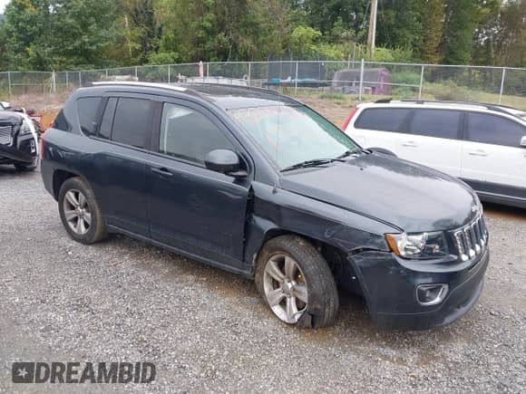 2015 Jeep Compass Latitude z VIN 1C4NJDEB1FD324581, wystawiony jako IAAI lot #43299306 z przebiegiem 97 094 mil mil oraz . Historia ofert i sprzedaży dostępna na DreamBid. Obrazek 1.
