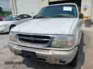 2000 Ford Explorer Eddie Bauer z VIN 1FMDU64E5YZB10754, wystawiony jako IAAI lot #42410468 z przebiegiem 209 690 mil mil oraz . Historia ofert i sprzedaży dostępna na DreamBid. Obrazek 6.