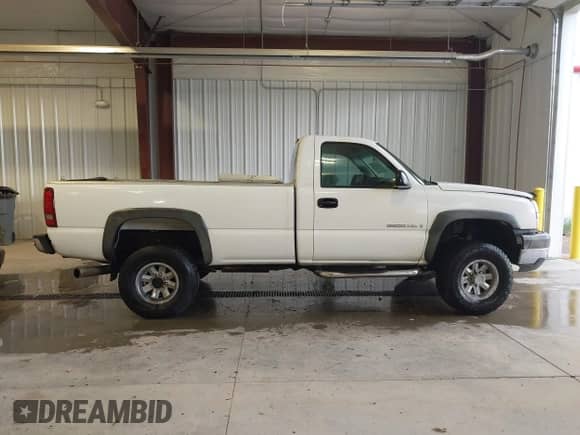2003 Chevrolet Silverado 2500HD Work Truck z VIN 1GCHC24U23E253931, wystawiony jako IAAI lot #43303277 z przebiegiem 152 833 mil mil oraz . Historia ofert i sprzedaży dostępna na DreamBid. Obrazek 14.