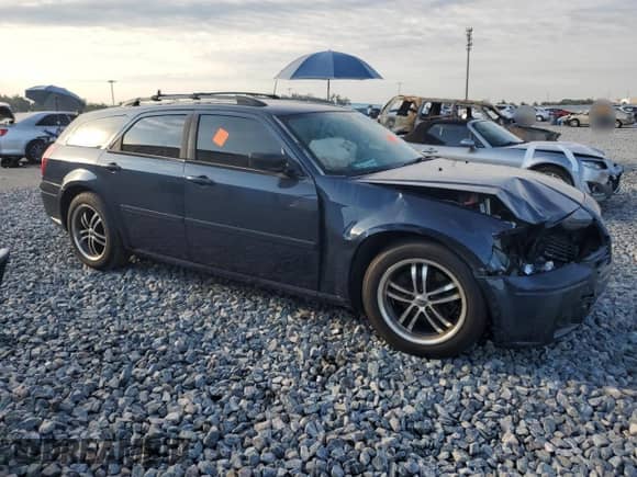 2005 Dodge Magnum SE with VIN 2D4FV48V95H186906, listed as a Copart auction lot 70330045 with 107,892 mi miles and Salvage title. Bid and sale history available at DreamBid. Image 4.