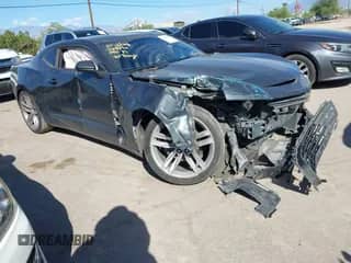 2017 Chevrolet Camaro 1LT z VIN 1G1FB1RX4H0151244, wystawiony jako IAAI lot #43476941 z przebiegiem 111 656 mil mil oraz . Historia ofert i sprzedaży dostępna na DreamBid. Obrazek 1.