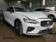 2025 Volvo S60 Core z VIN 7JRL12GJXSG364362, wystawiony jako Copart lot #51022375 z przebiegiem Nie podano mil oraz Szkoda całkowita • Salvage title. Historia ofert i sprzedaży dostępna na DreamBid. Obrazek 4.