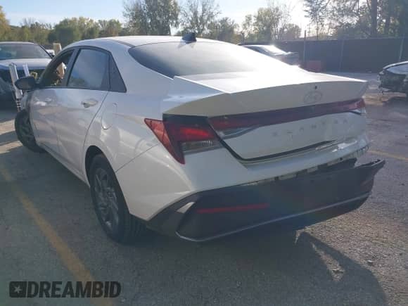 2024 Hyundai Elantra SEL z VIN KMHLM4DG3RU670448, wystawiony jako IAAI lot #43524863 z przebiegiem 50 150 mil mil oraz . Historia ofert i sprzedaży dostępna na DreamBid. Obrazek 3.