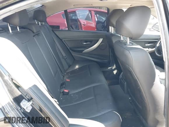 2017 BMW 3 Series 320i z VIN WBA8E1G53HNU15272, wystawiony jako IAAI lot #43187664 z przebiegiem 111 241 mil mil oraz . Historia ofert i sprzedaży dostępna na DreamBid. Obrazek 8.