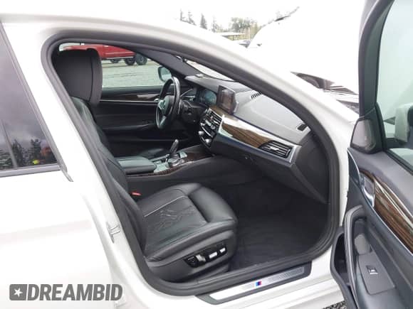 2019 BMW 5 Series 530e с VIN WBAJA9C57KB389401, выставлен на аукционе IAAI как лот 42565098 с пробегом 52 343 миль миль и . История ставок и продаж доступна на DreamBid. Изображение 5.