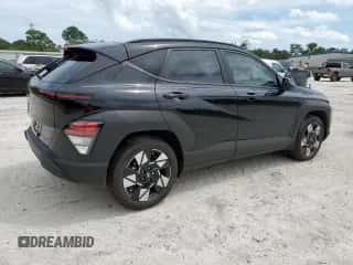 2024 Hyundai Kona SEL z VIN KM8HB3AB4RU179840, wystawiony jako Copart lot #71018034 z przebiegiem 2 017 mil mil oraz Szkoda całkowita • Salvage title. Historia ofert i sprzedaży dostępna na DreamBid. Obrazek 3.