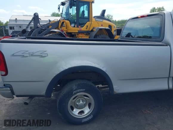 2002 Ford F-150 XL z VIN 1FTRF18202NB19254, wystawiony jako IAAI lot #42225386 z przebiegiem 120 351 mil mil oraz . Historia ofert i sprzedaży dostępna na DreamBid. Obrazek 8.