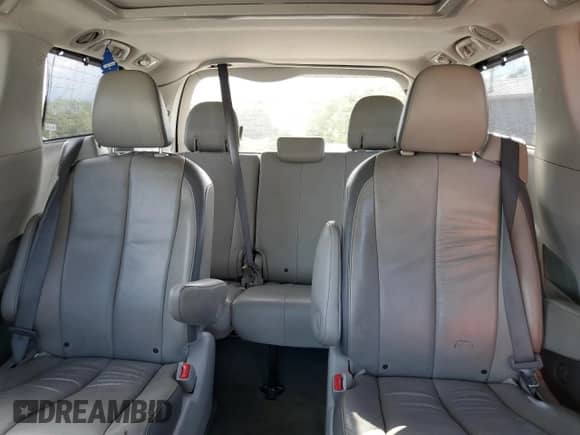 2012 Toyota Sienna XLE z VIN 5TDDK3DC0CS047130, wystawiony jako Copart lot #70273485 z przebiegiem 128 016 mil mil oraz Czysty tytuł • Clean title. Historia ofert i sprzedaży dostępna na DreamBid. Obrazek 10.
