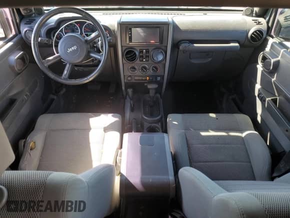 2007 Jeep Wrangler Unlimited Sahara z VIN 1J4GA591X7L147255, wystawiony jako Copart lot #82341025 z przebiegiem 189 755 mil mil oraz Czysty tytuł • Clean title. Historia ofert i sprzedaży dostępna na DreamBid. Obrazek 8.