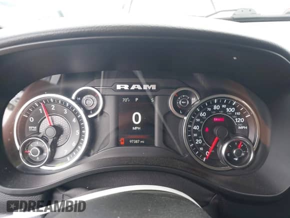 2020 Ram 1500 Big Horn z VIN 1C6RREFG3LN129718, wystawiony jako IAAI lot #42269424 z przebiegiem 97 387 mil mil oraz . Historia ofert i sprzedaży dostępna na DreamBid. Obrazek 7.