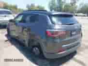 2020 Jeep Compass Latitude z VIN 3C4NJCBB9LT169802, wystawiony jako IAAI lot #42520373 z przebiegiem 107 704 mil mil oraz . Historia ofert i sprzedaży dostępna na DreamBid. Obrazek 3.