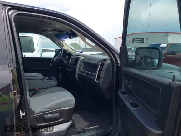 2014 Ram 1500 Express z VIN 1C6RR7KT2ES463239, wystawiony jako IAAI lot #42632774 z przebiegiem 116 419 mil mil oraz . Historia ofert i sprzedaży dostępna na DreamBid. Obrazek 5.