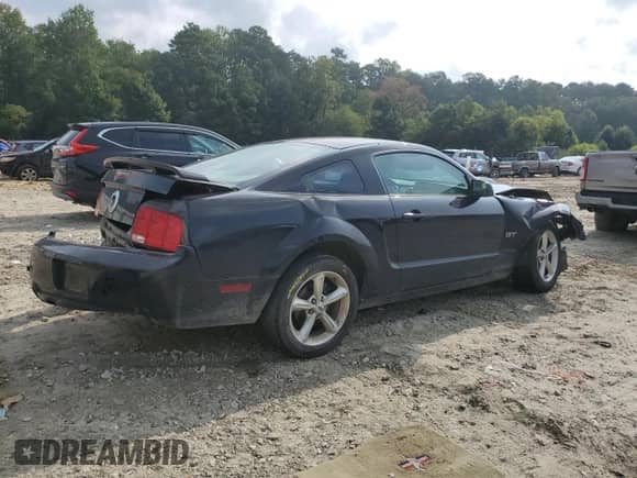 2006 Ford Mustang GT Deluxe z VIN 1ZVHT82H865148692, wystawiony jako Copart lot #67680825 z przebiegiem 227 694 mil mil oraz Szkoda całkowita • Salvage title. Historia ofert i sprzedaży dostępna na DreamBid. Obrazek 3.