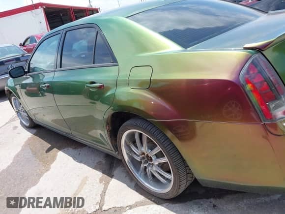 2014 Chrysler 300 S z VIN 2C3CCABG4EH358214, wystawiony jako IAAI lot #42732324 z przebiegiem 93 733 mil mil oraz . Historia ofert i sprzedaży dostępna na DreamBid. Obrazek 14.