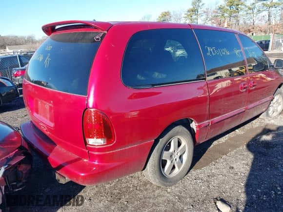 1998 Dodge Caravan SE with VIN 1B4GP44R9WB659280, listed as a IAAI auction lot 41234164 with Not provided miles and . Bid and sale history available at DreamBid. Image 4.