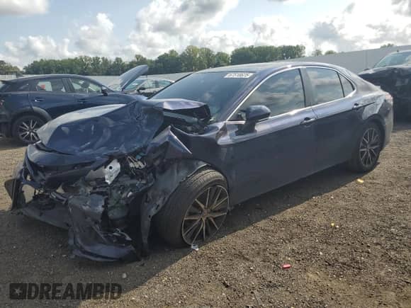 2021 Toyota Camry SE z VIN 4T1S11AK8MU426704, wystawiony jako Copart lot #67518625 z przebiegiem 113 726 mil mil oraz Szkoda całkowita • Salvage title. Historia ofert i sprzedaży dostępna na DreamBid. Obrazek 1.