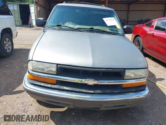 2001 Chevrolet Blazer LT z VIN 1GNCS13W112118178, wystawiony jako IAAI lot #42556250 z przebiegiem 182 771 mil mil oraz . Historia ofert i sprzedaży dostępna na DreamBid. Obrazek 6.