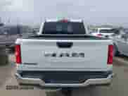 2025 Ram 1500 Big Horn z VIN 1C6RREFG1SN504598, wystawiony jako IAAI lot #42380514 z przebiegiem 7 657 mil mil oraz . Historia ofert i sprzedaży dostępna na DreamBid. Obrazek 16.