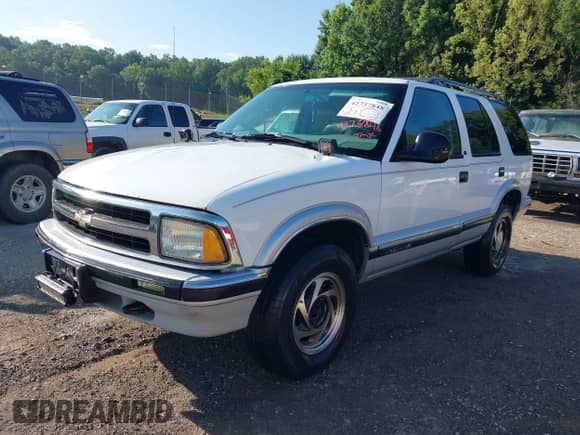 1996 Chevrolet Blazer z VIN 1GNDT13W2T2203227, wystawiony jako IAAI lot #42737848 z przebiegiem 166 855 mil mil oraz . Historia ofert i sprzedaży dostępna na DreamBid. Obrazek 2.