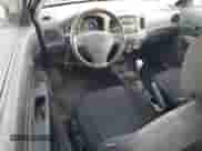 2008 Hyundai Accent SE z VIN KMHCN36C68U056462, wystawiony jako Copart lot #85930225 z przebiegiem 135 850 mil mil oraz Czysty tytuł • Clean title. Historia ofert i sprzedaży dostępna na DreamBid. Obrazek 8.