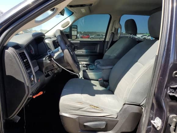 2016 Ram 1500 Tradesman z VIN 1C6RR7SM0GS173190, wystawiony jako Copart lot #49569325 z przebiegiem 276 451 mil mil oraz Szkoda całkowita • Salvage title. Historia ofert i sprzedaży dostępna na DreamBid. Obrazek 7.