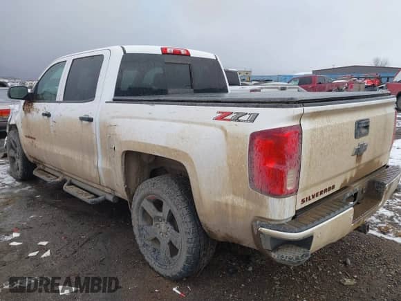 2018 Chevrolet Silverado 1500 LTZ z VIN 3GCUKSEJ6JG526610, wystawiony jako IAAI lot #41127039 z przebiegiem 78 824 mil mil oraz . Historia ofert i sprzedaży dostępna na DreamBid. Obrazek 3.