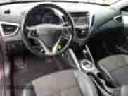 2014 Hyundai Veloster z VIN KMHTC6ADXEU216720, wystawiony jako Copart lot #67971295 z przebiegiem 81 777 mil mil oraz Szkoda całkowita • Salvage title. Historia ofert i sprzedaży dostępna na DreamBid. Obrazek 8.