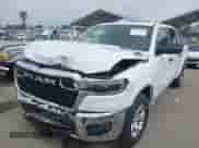 2025 Ram 1500 Big Horn z VIN 1C6RREFG1SN504598, wystawiony jako IAAI lot #42380514 z przebiegiem 7 657 mil mil oraz . Historia ofert i sprzedaży dostępna na DreamBid. Obrazek 2.