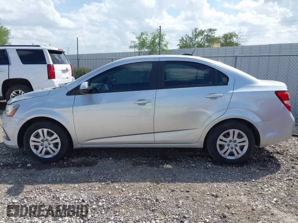 2017 Chevrolet Sonic LS z VIN 1G1JB5SH8H4155018, wystawiony jako IAAI lot #42830892 z przebiegiem 87 888 mil mil oraz . Historia ofert i sprzedaży dostępna na DreamBid. Obrazek 16.