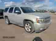 2010 Chevrolet Tahoe Commercial z VIN 1GNUKAE08AR131627, wystawiony jako IAAI lot #43293372 z przebiegiem 332 638 mil mil oraz . Historia ofert i sprzedaży dostępna na DreamBid. Obrazek 1.
