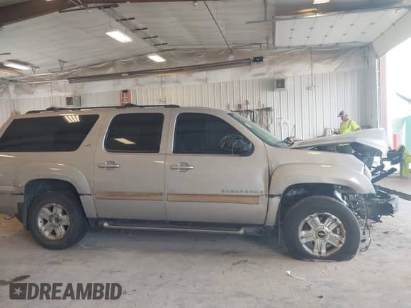 2009 Chevrolet Suburban 2LT z VIN 1GNFK26369R240705, wystawiony jako IAAI lot #43364816 z przebiegiem Nie podano mil oraz . Historia ofert i sprzedaży dostępna na DreamBid. Obrazek 12.