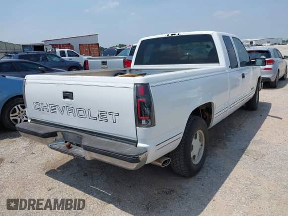 1998 Chevrolet Silverado 1500 z VIN 1GCEC19M7WE151745, wystawiony jako IAAI lot #42161857 z przebiegiem 203 640 mil mil oraz . Historia ofert i sprzedaży dostępna na DreamBid. Obrazek 4.