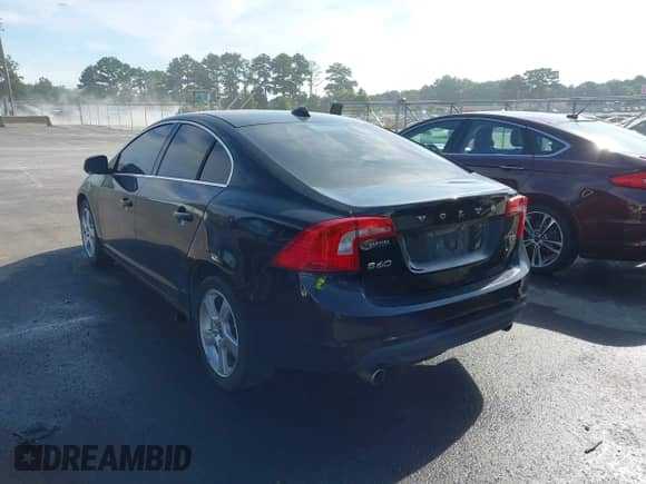 2013 Volvo S60 T5 Premier z VIN YV1612FS0D1213942, wystawiony jako IAAI lot #42667474 z przebiegiem 175 094 mil mil oraz . Historia ofert i sprzedaży dostępna na DreamBid. Obrazek 3.
