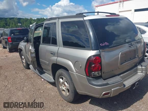 2002 Chevrolet TrailBlazer LS с VIN 1GNDS13S722325533, выставлен на аукционе IAAI как лот 42745251 с пробегом 360 959 миль миль и . История ставок и продаж доступна на DreamBid. Изображение 3.