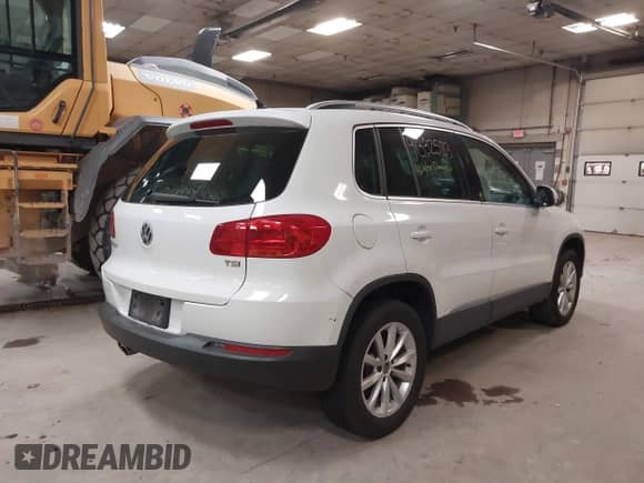2017 Volkswagen Tiguan Wolfsburg Edition z VIN WVGRV7AX3HK000874, wystawiony jako IAAI lot #41332583 z przebiegiem 27 921 mil mil oraz . Historia ofert i sprzedaży dostępna na DreamBid. Obrazek 4.
