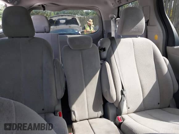 2012 Toyota Sienna z VIN 5TDKA3DC7CS013776, wystawiony jako IAAI lot #43059162 z przebiegiem 155 907 mil mil oraz . Historia ofert i sprzedaży dostępna na DreamBid. Obrazek 8.