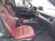 2022 Mazda CX-5 S Carbon Edition z VIN JM3KFBCM9N1538707, wystawiony jako IAAI lot #42026877 z przebiegiem 36 077 mil mil oraz . Historia ofert i sprzedaży dostępna na DreamBid. Obrazek 5.