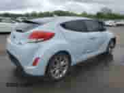 2015 Hyundai Veloster z VIN KMHTC6AD5FU223446, wystawiony jako Copart lot #69798925 z przebiegiem 81 772 mil mil oraz Szkoda całkowita • Salvage title. Historia ofert i sprzedaży dostępna na DreamBid. Obrazek 3.