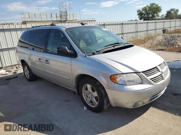 2005 Dodge Caravan SXT z VIN 2D4GP44L55R266345, wystawiony jako Copart lot #86804055 z przebiegiem 268 834 mil mil oraz Szkoda całkowita • Salvage title. Historia ofert i sprzedaży dostępna na DreamBid. Obrazek 4.