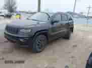 2019 Jeep Grand Cherokee Trailhawk z VIN 1C4RJFLT3KC554292, wystawiony jako IAAI lot #41953049 z przebiegiem 31 672 mil mil oraz . Historia ofert i sprzedaży dostępna na DreamBid. Obrazek 2.