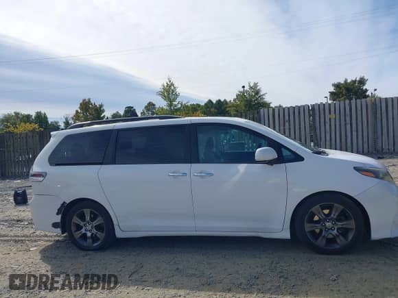 2016 Toyota Sienna SE with VIN 5TDXK3DCXGS700517, listed as a IAAI auction lot 40573738 with 141,785 mi miles and . Bid and sale history available at DreamBid. Image 13.