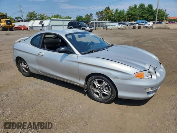 2001 Hyundai Tiburon с VIN KMHJG25FX1U237982, выставлен на аукционе Copart как лот 65774595 с пробегом 125 241 миль миль и Списание • Salvage title. История ставок и продаж доступна на DreamBid. Изображение 4.