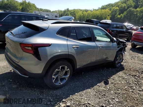 2025 Chevrolet Trax LT z VIN KL77LHEP5SC199166, wystawiony jako Copart lot #68863605 z przebiegiem 1 795 mil mil oraz Szkoda całkowita • Salvage title. Historia ofert i sprzedaży dostępna na DreamBid. Obrazek 3.