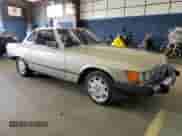 1985 Mercedes-Benz 380 z VIN WDBBA45C8FA035077, wystawiony jako Copart lot #84003385 z przebiegiem 127 403 mil mil oraz Czysty tytuł • Clean title. Historia ofert i sprzedaży dostępna na DreamBid. Obrazek 5.