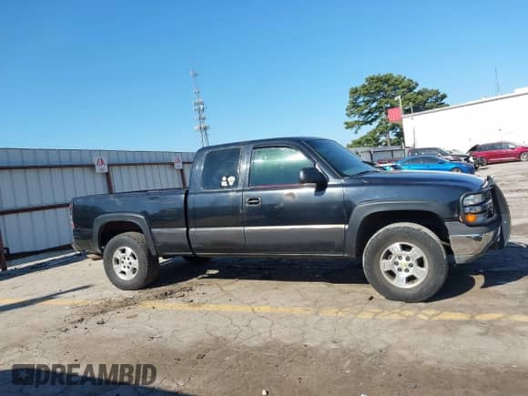 2000 Chevrolet Silverado 1500 LS z VIN 2GCEC19TXY1227986, wystawiony jako IAAI lot #43159851 z przebiegiem 300 863 mil mil oraz . Historia ofert i sprzedaży dostępna na DreamBid. Obrazek 13.