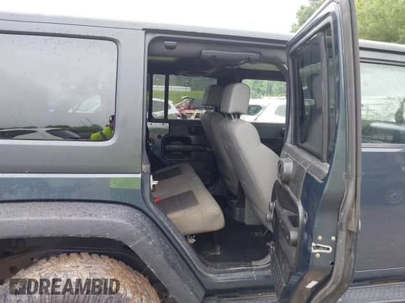 2008 Jeep Wrangler Unlimited X z VIN 1J4GA39198L509436, wystawiony jako IAAI lot #42688885 z przebiegiem Nie podano mil oraz . Historia ofert i sprzedaży dostępna na DreamBid. Obrazek 8.